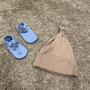 3/$15 Kate Quinn set Blue Booties and Tan Knotted Hat Set